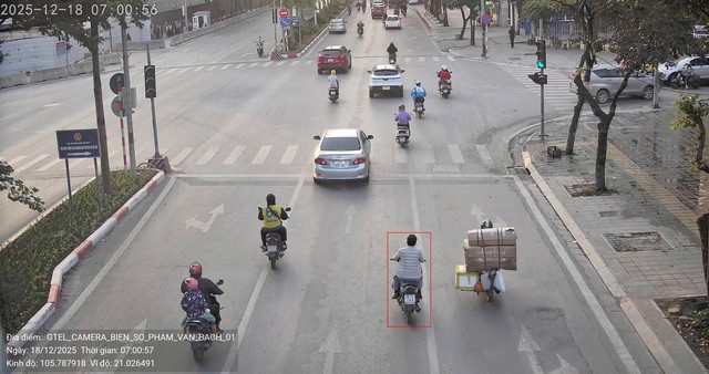 Một trường hợp người điều khiển xe máy không đội mũ bảo hiểm được camera AI ghi lại. Ảnh: Cục CSGT