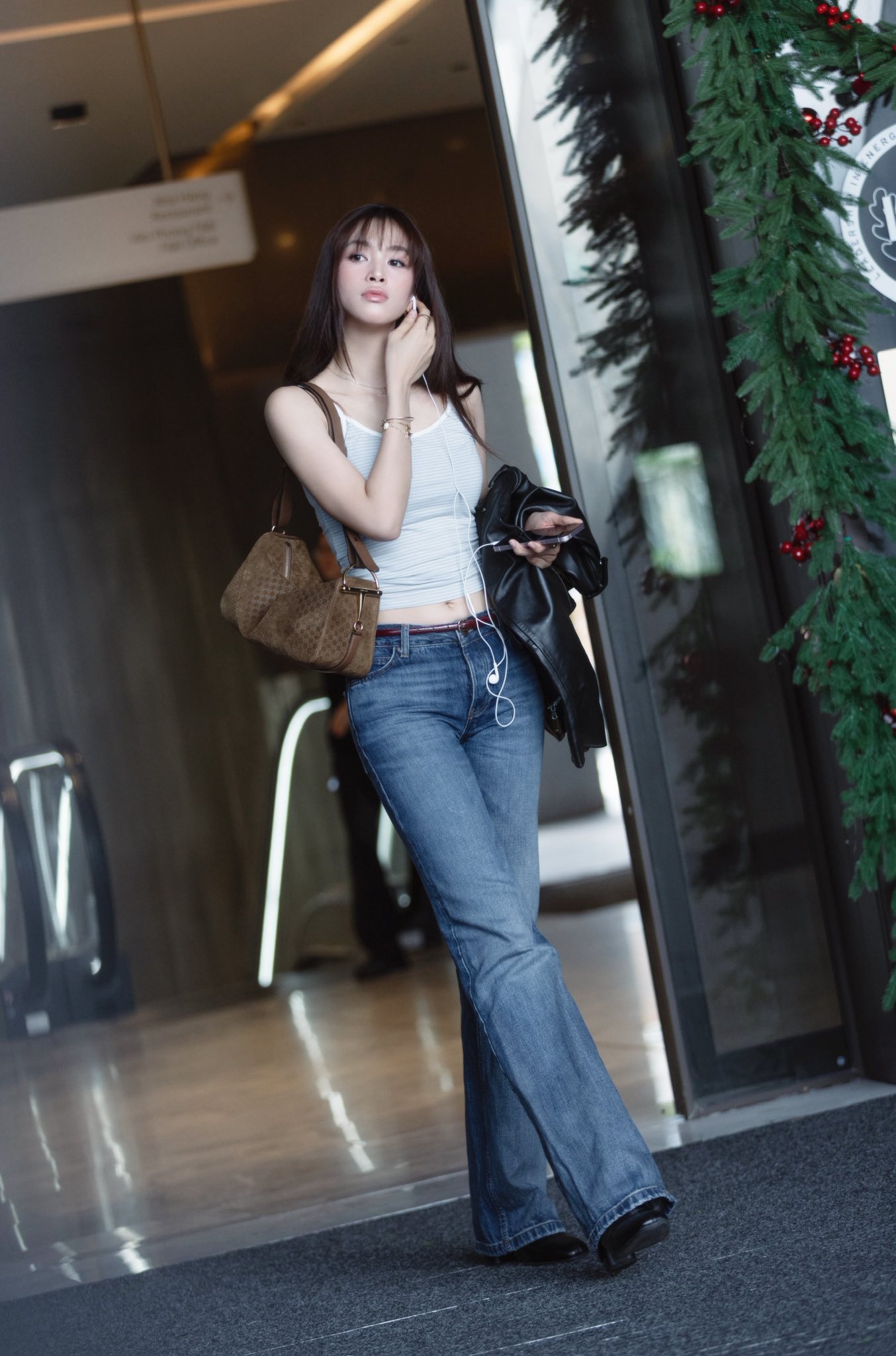 Từ các chị đẹp như Sam, Midu đến các hot girl TikTok như CiiN, Hoài Thu hay trai đẹp nổi tiếng như Trần Quốc Anh cũng đu trend trạm tỷ. Tuy nhiên, Trần Tiểu Vy được coi là người đẹp đu trend thành công.