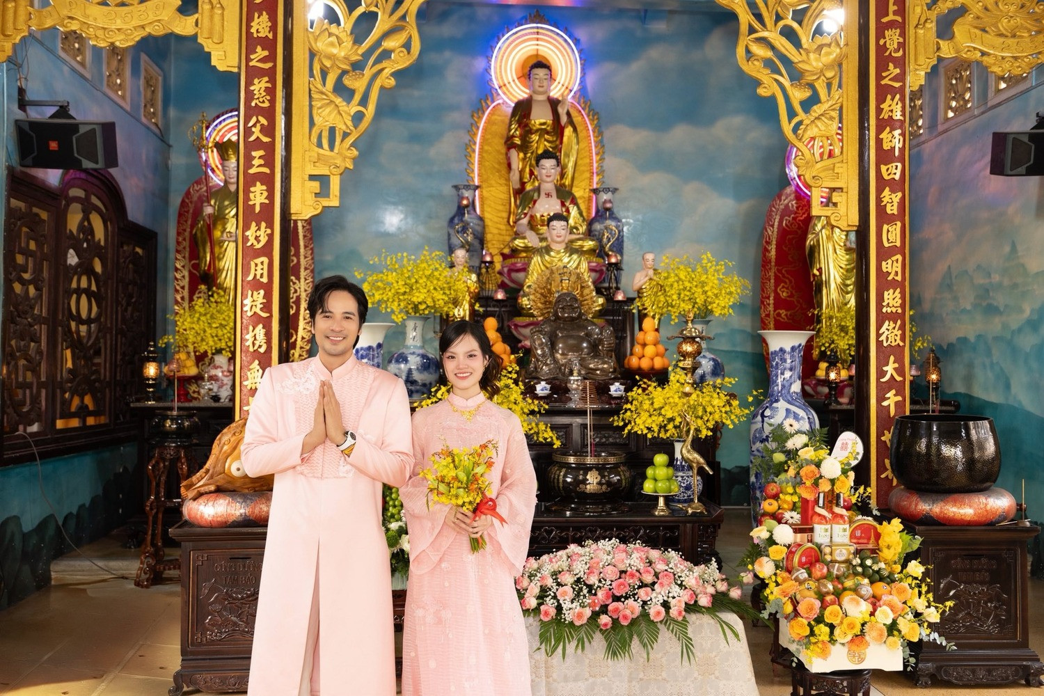 Đôi uyên ương cùng diện áo dài tông hồng phấn