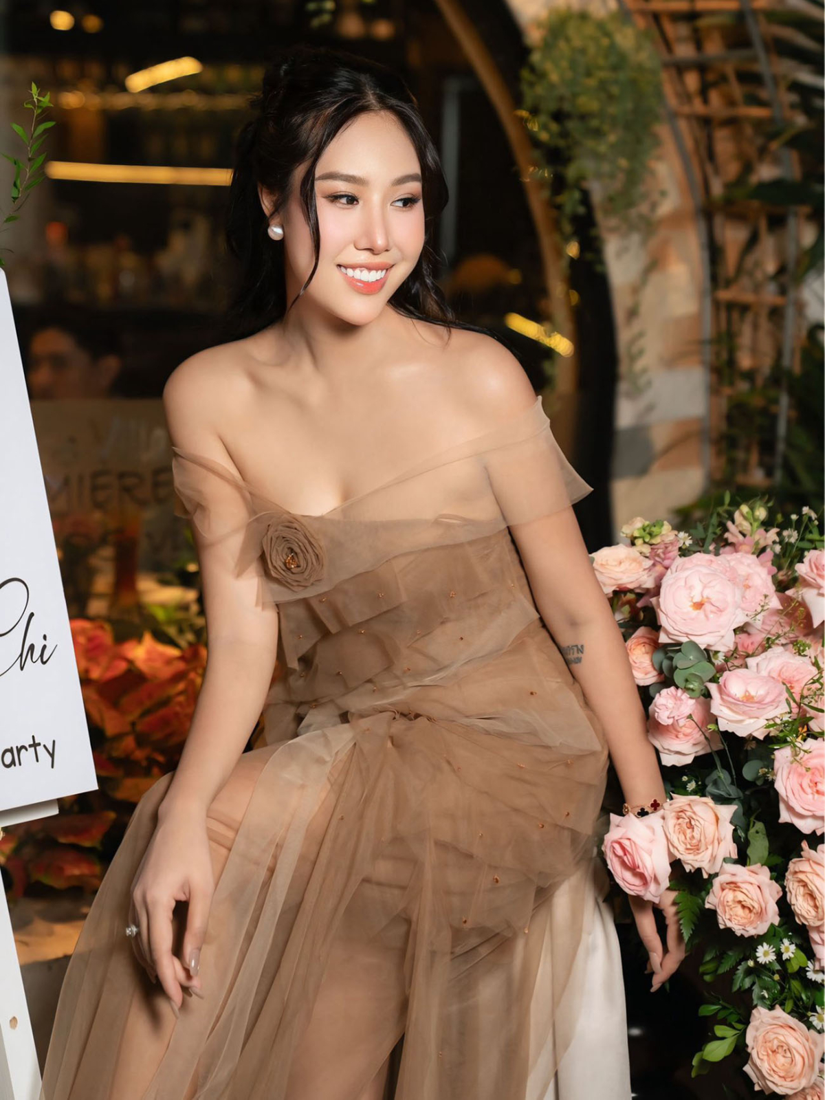 Tại bữa tiệc sinh nhật bản thân, người đẹp diện đầm trễ nải tôn vai trần cùng vòng một đầy đặn.