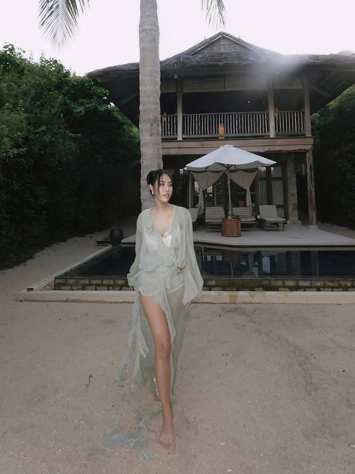 Váy voan mỏng mặc ngoài đồ bơi cũng là công thức giúp Khánh Chi làm mới phong cách đi biển.