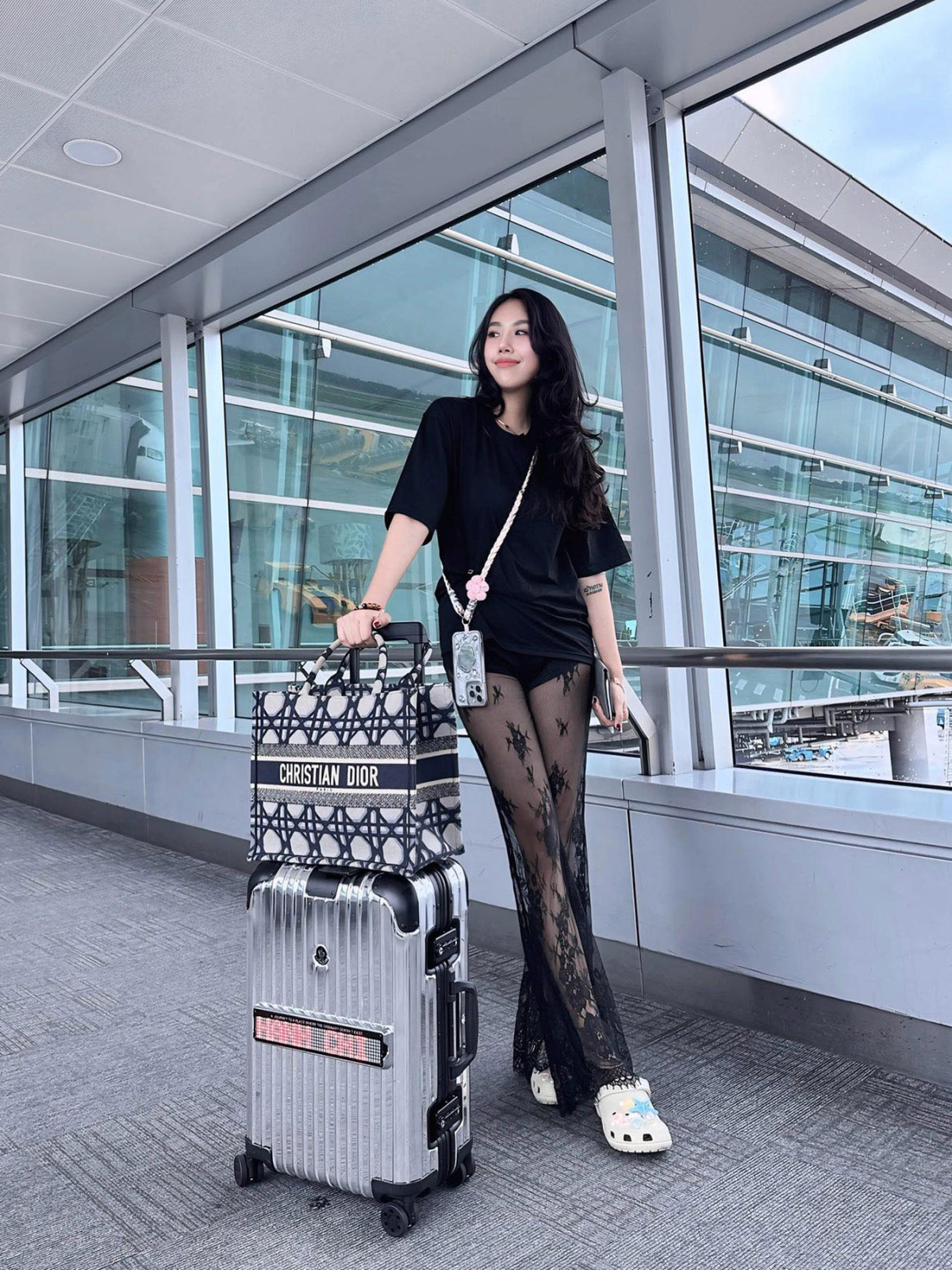 Tới sân bay, nhan sắc sinh năm 1996 cũng khẳng định dấu ấn riêng bằng quần ren trong suốt.