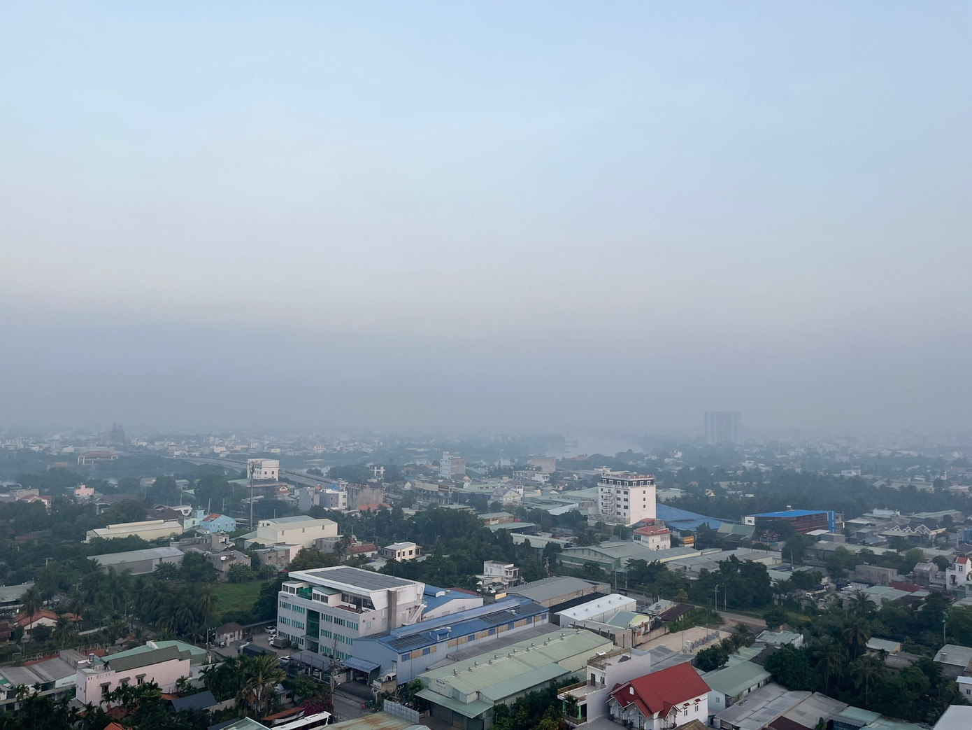 Nhiều tòa nhà khuất trong mờ sương. Ảnh: Anh Nhàn