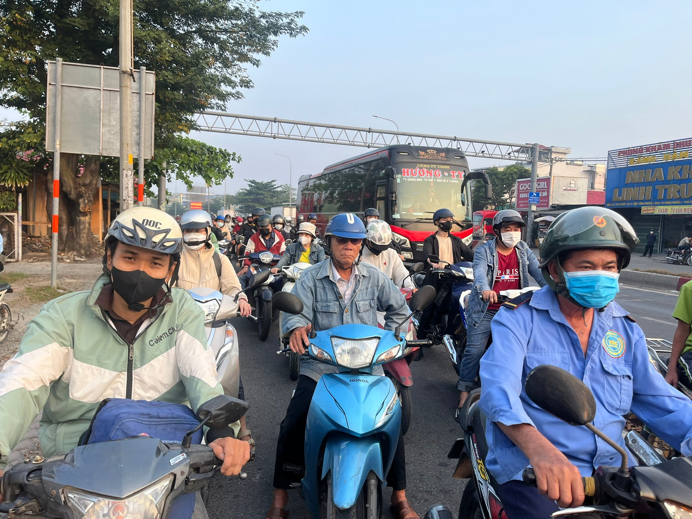 Người dân bịt kín khẩu trang di chuyển trên đường phố TPHCM. Ảnh: Anh Nhàn