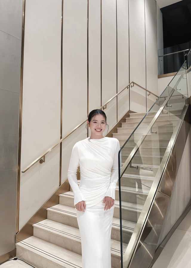 Khi đang ở đỉnh cao trong sự nghiệp, Ánh Viên đã quyết định giải nghệ và chuyên tâm vào công việc giảng dạy kỹ năng bơi lội cho trẻ em. Mới đây, cô còn xuất sắc trở thành Thạc sĩ ngành Giáo dục học, Đại học Thể dục Thể thao TP.HCM. Ngoài tài năng vượt trội đáng ngưỡng mộ, Ánh Viên còn là một cô gái biết làm đẹp bản thân từng ngày.