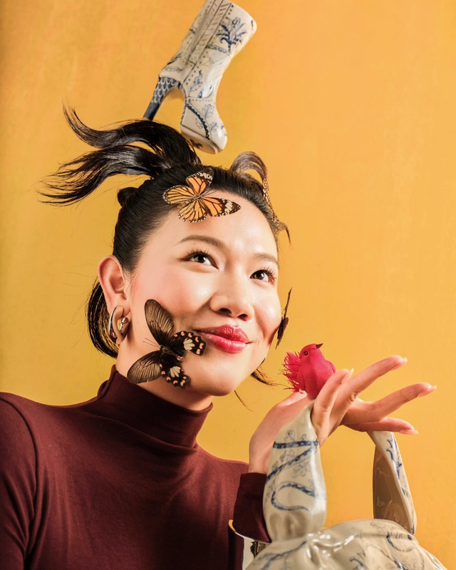 Cô cũng biết cách ăn diện và trang điểm để ngoại hình lẫn gương mặt sáng hơn.