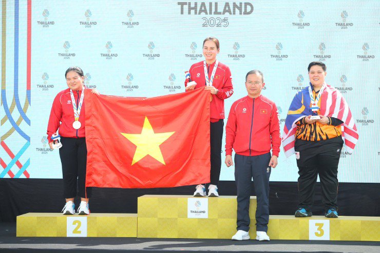 Nữ hoàng bắn súng Thu Vinh (giữa) giành 4 HCV SEA Games 33