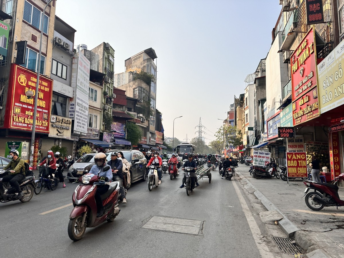 Theo Trung tâm Dự báo Khí tượng Thuỷ văn Quốc gia, ngày 21/12, khu vực Hà Nội sáng sớm có mưa vài nơi, trưa chiều giảm mây trời nắng.