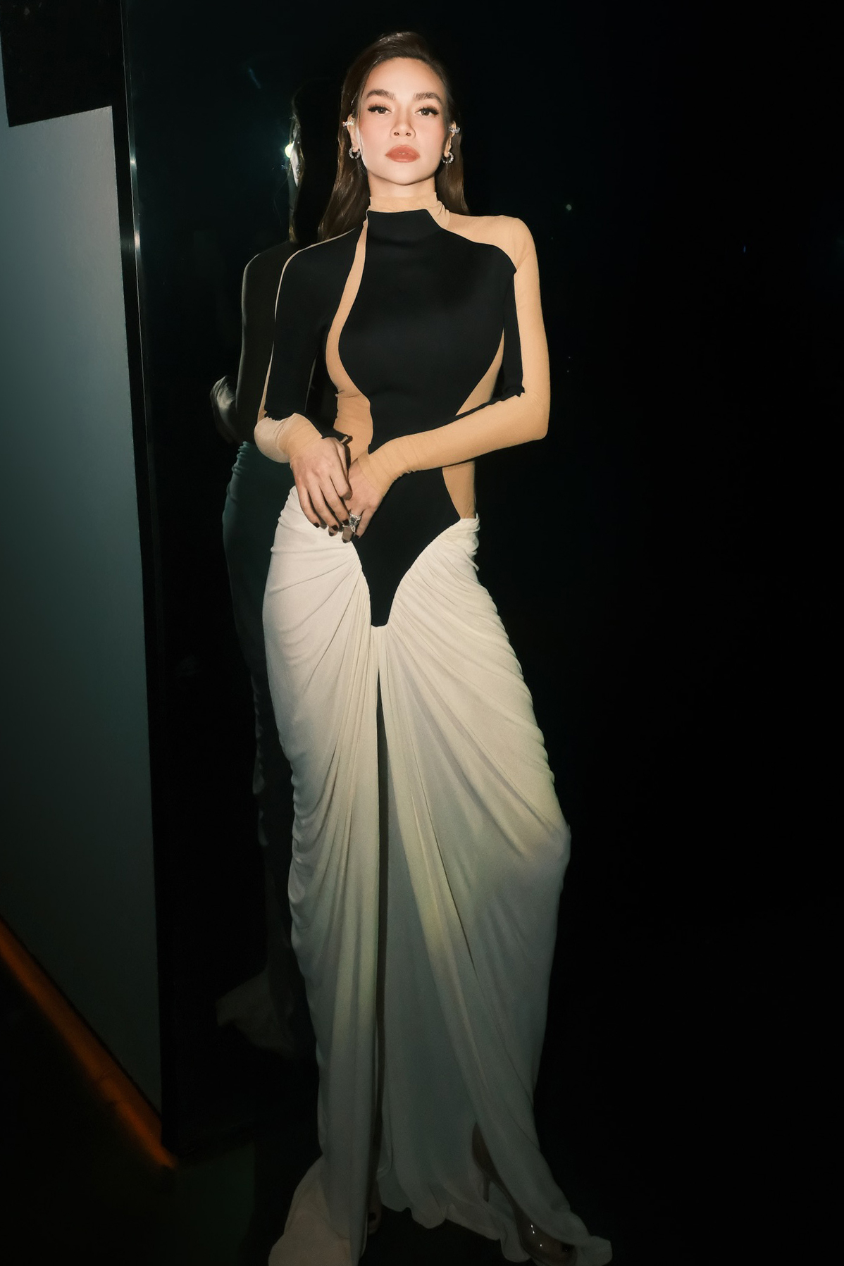 Hôm 12/12, Hồ Ngọc Hà tham dự một sự kiện với chiếc đầm thuộc bộ sưu tập Thu Đông 2024 của nhà mốt danh tiếng Schiaparelli, có giá 12.900 USD (khoảng 340 triệu đồng). Thiết kế tạo điểm nhấn bằng những đường cut-out, phối cùng chân váy draping lạ mắt.