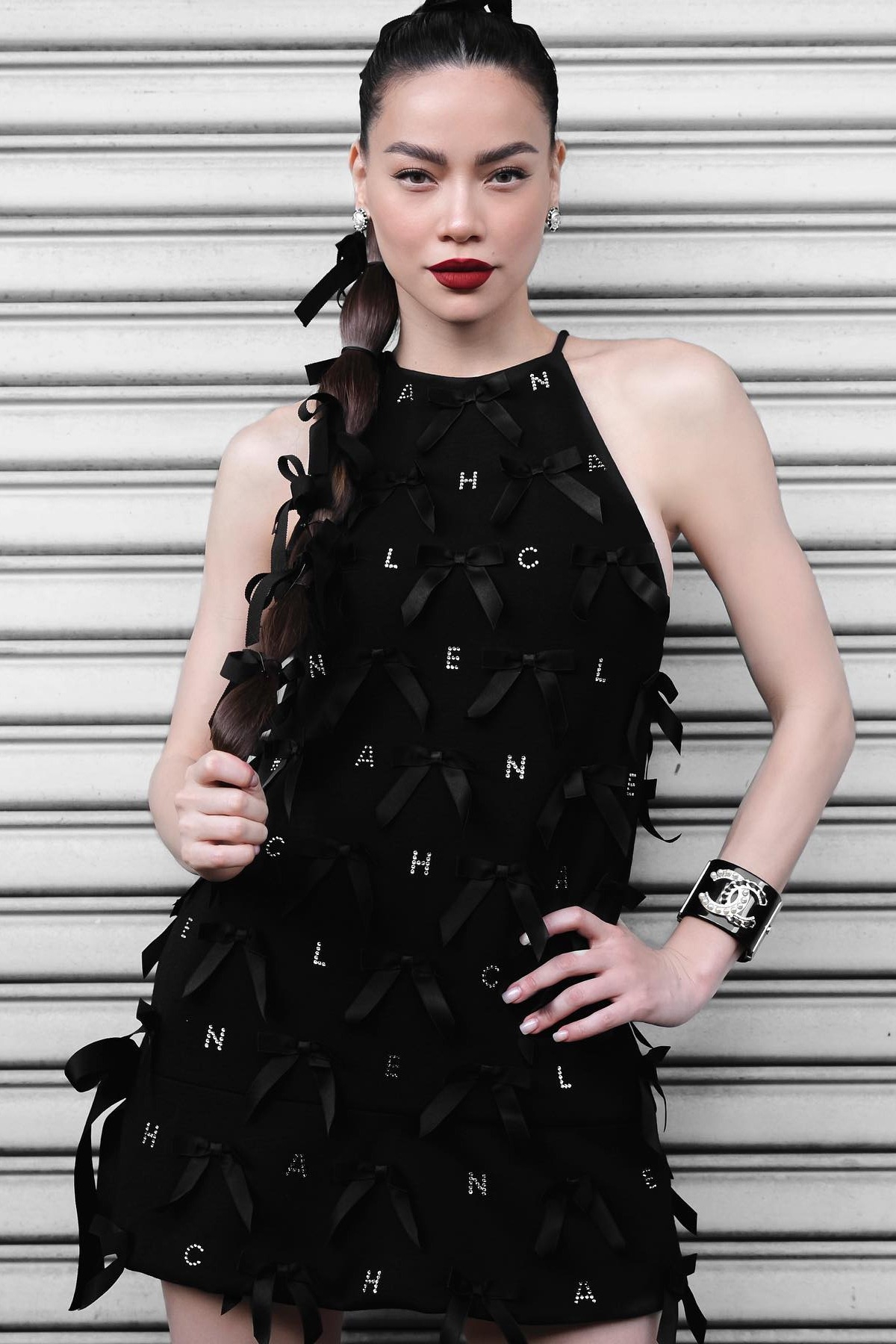 Ca sĩ từng khoe vẻ trẻ trung cùng váy đính kết nơ và logo Chanel bằng đá, giá 9.250 USD (khoảng 215 triệu đồng) khi ngồi ghế nóng The New Mentor.