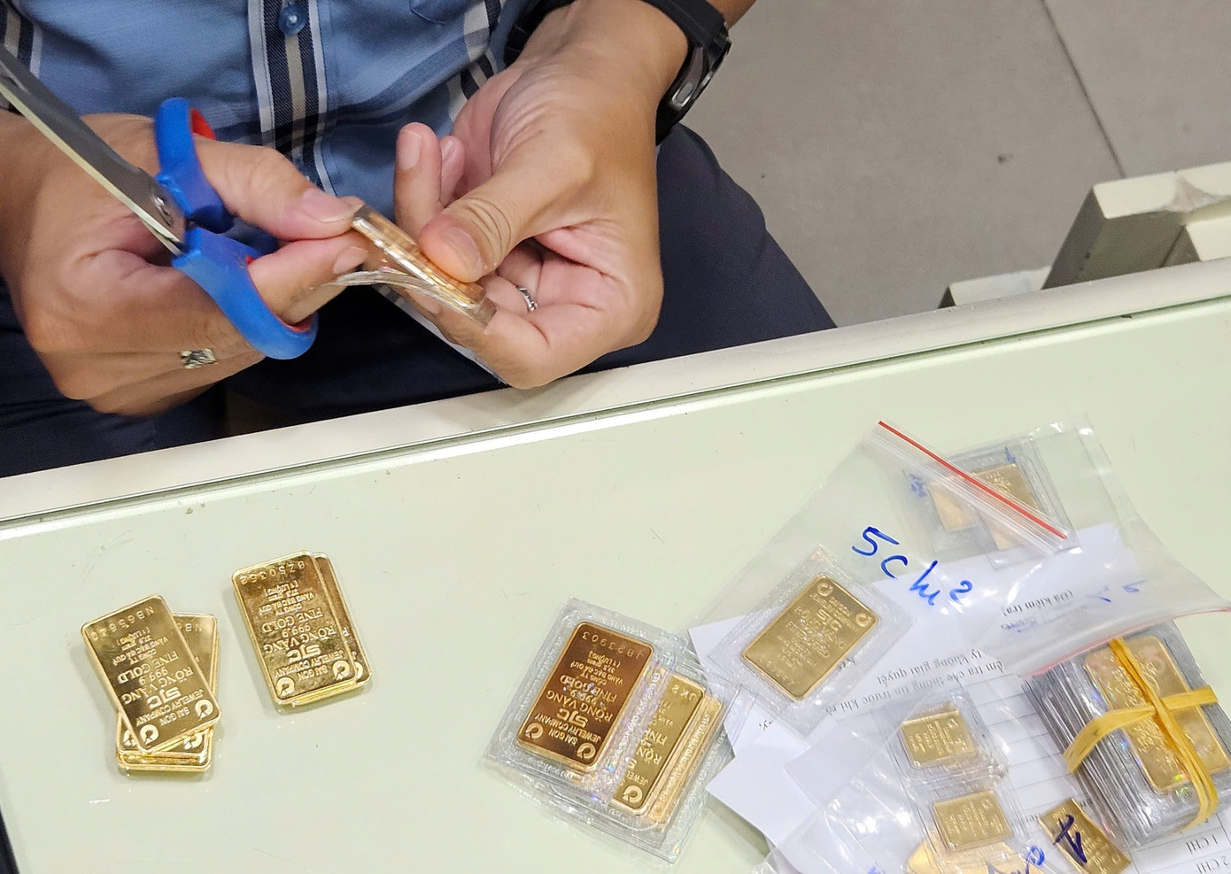 Giá vàng miếng SJC cách đỉnh lịch sử 200.000 đồng/lượng.