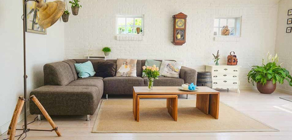 Việc treo đồng hồ trên ghế sofa có thể gây ra sự xao nhãng, cảm giác đè nén khó chịu.