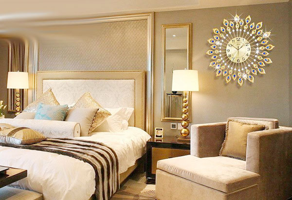 Phòng ngủ là nơi để thư giãn nên sẽ phù hợp hơn khi bạn đặt một chiếc đồng hồ nhỏ nhắn trên tủ đồ bên cạnh giường.