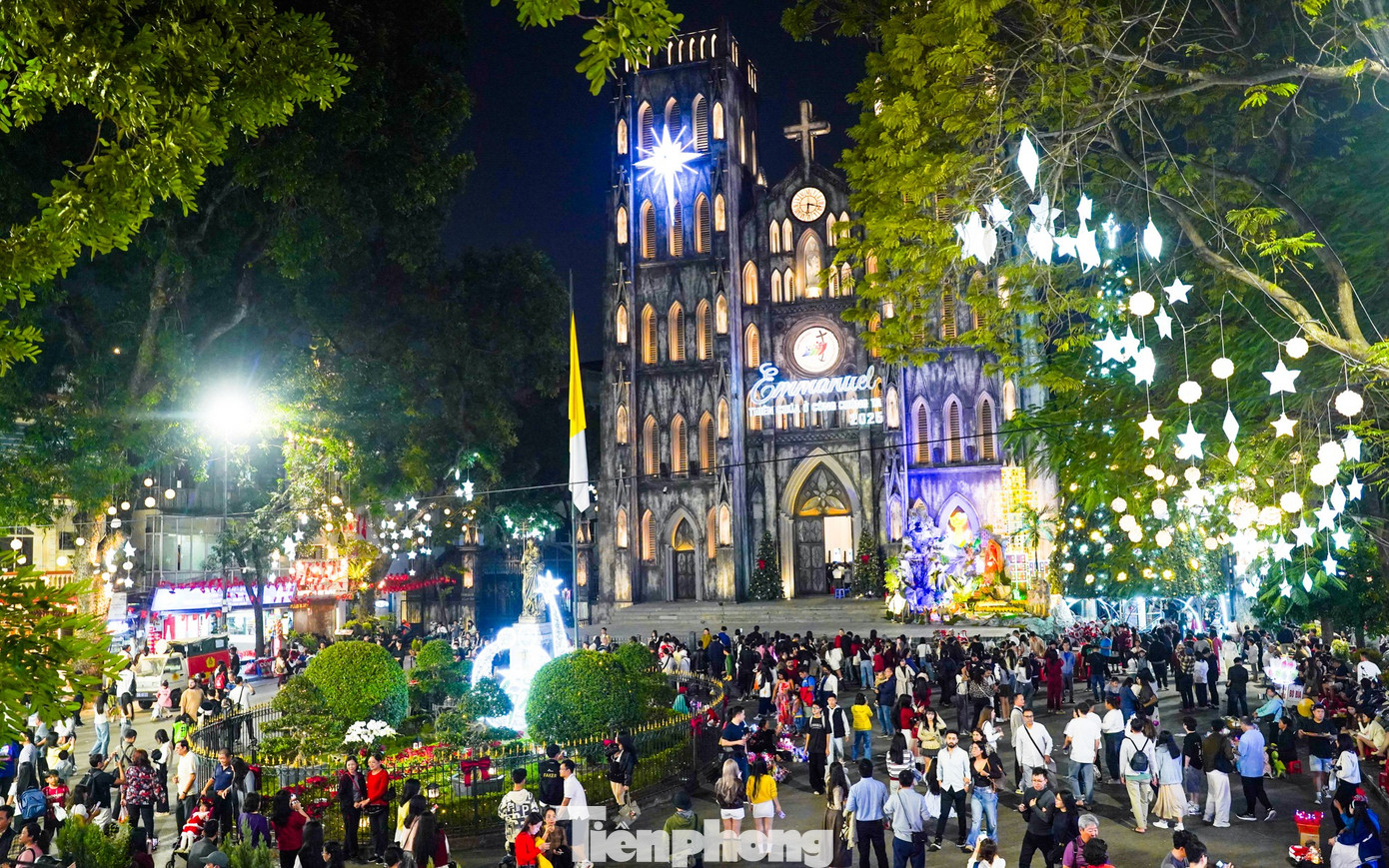 Dù còn 2 ngày nữa mới đến chính lễ, khu vực Nhà thờ Lớn đã chật kín người dân và du khách đổ về vui chơi sớm.