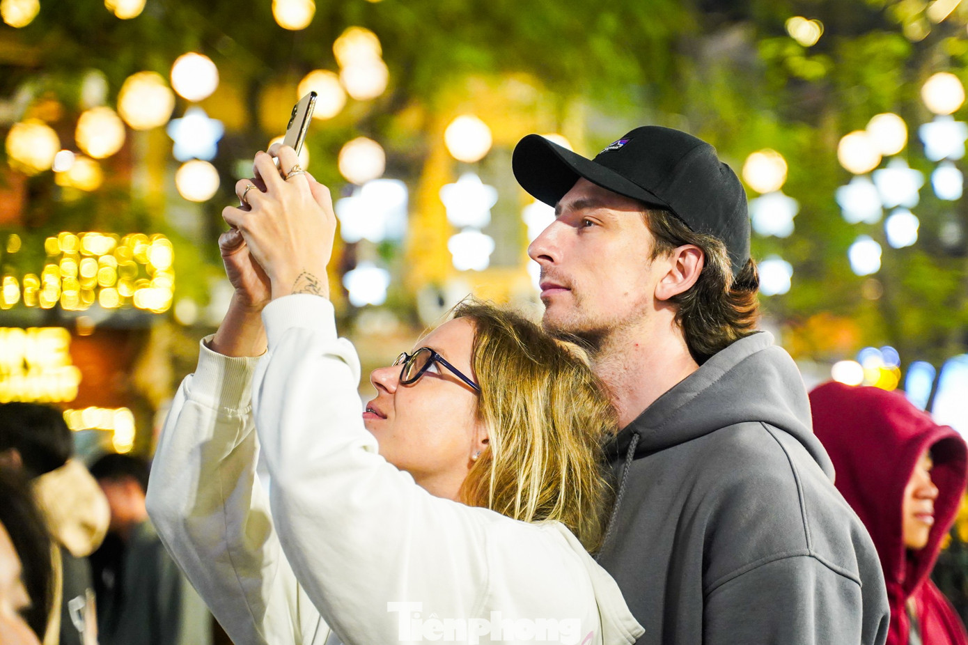 Không chỉ người dân Thủ đô, nhiều du khách nước ngoài cũng hào hứng tìm đến để chiêm ngưỡng vẻ đẹp của Nhà thờ Lớn dịp này.