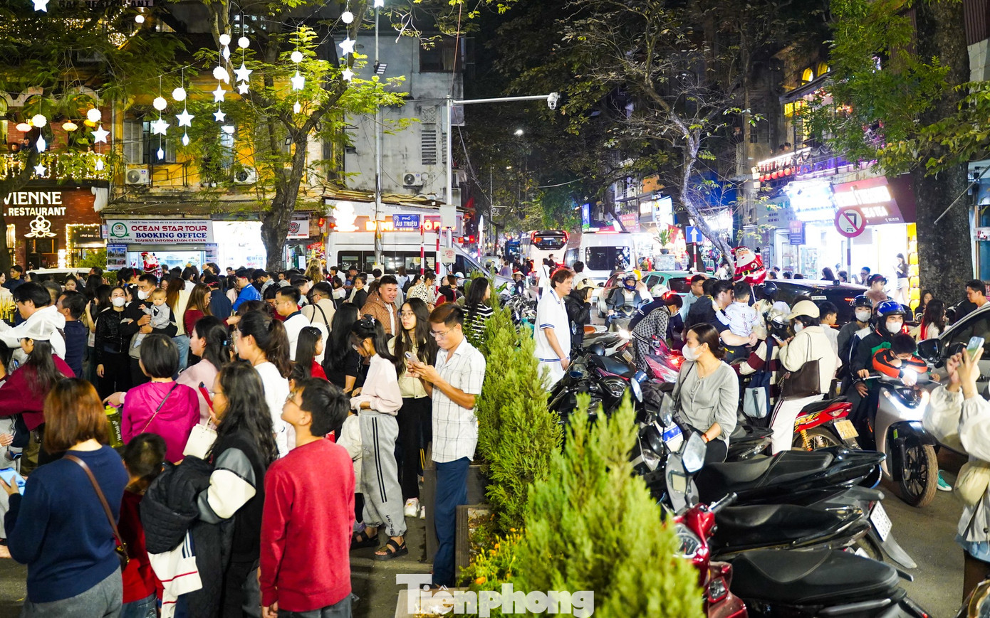 Các ngả đường dẫn vào Nhà thờ như Nhà Chung, Hàng Trống, Ấu Triệu, Lý Quốc Sư… đều đặc kín người, không còn chỗ trống.