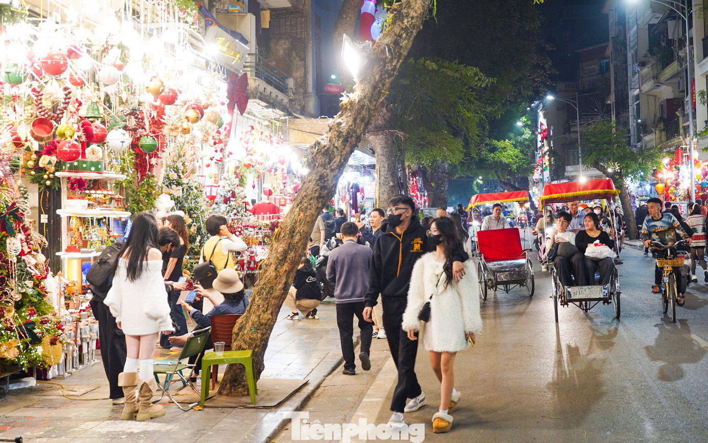Cách đó không xa, phố Hàng Mã cũng náo nhiệt không kém. Dòng người chen chân để ghi lại những khoảnh khắc đẹp giữa không gian ngập tràn đồ trang trí.