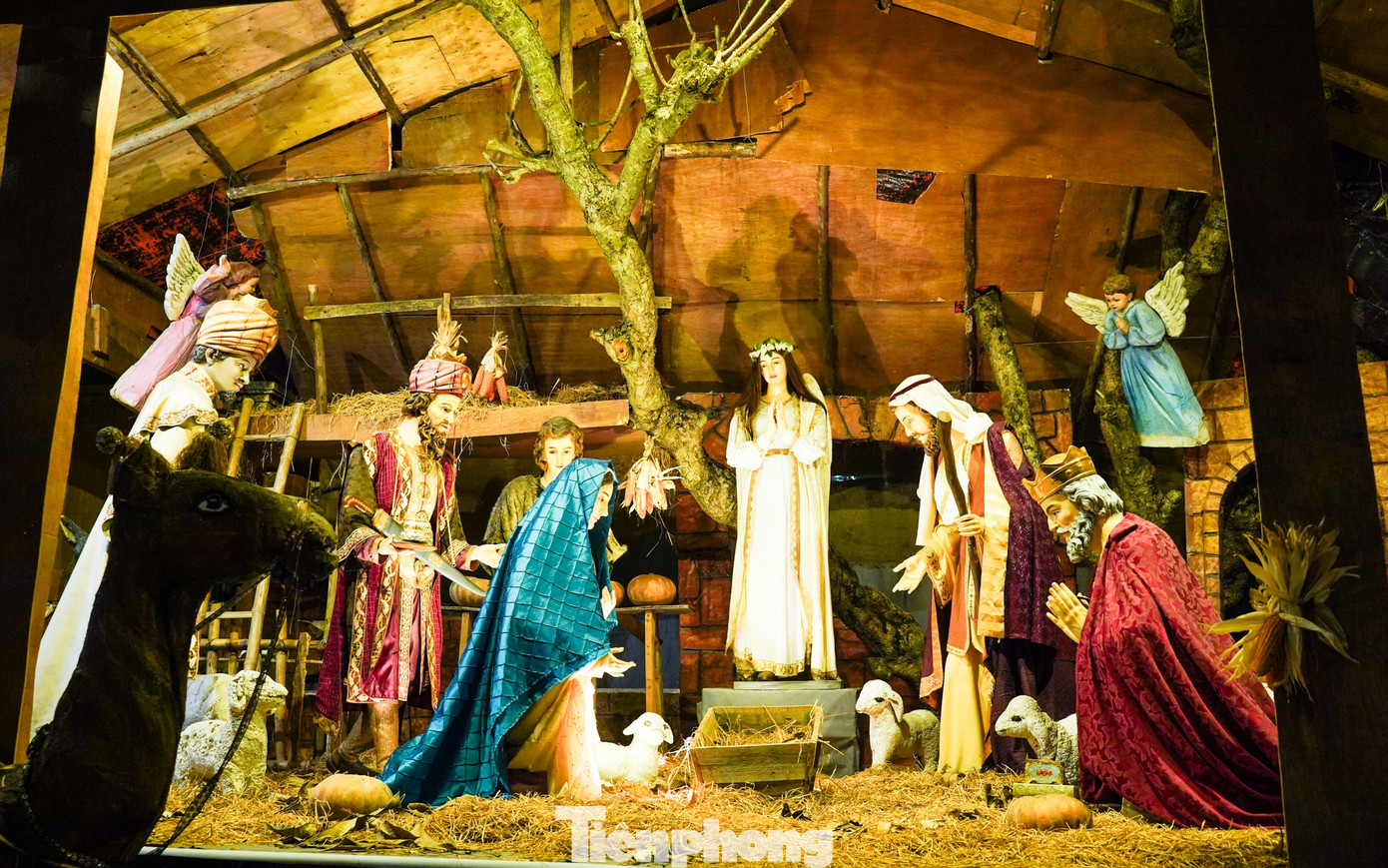 Các nhà thờ cổ kính khác như Cửa Bắc, Hàm Long... cũng khoác lên mình diện mạo mới lung linh, tấp nập người dân tới thưởng lãm, chụp ảnh.