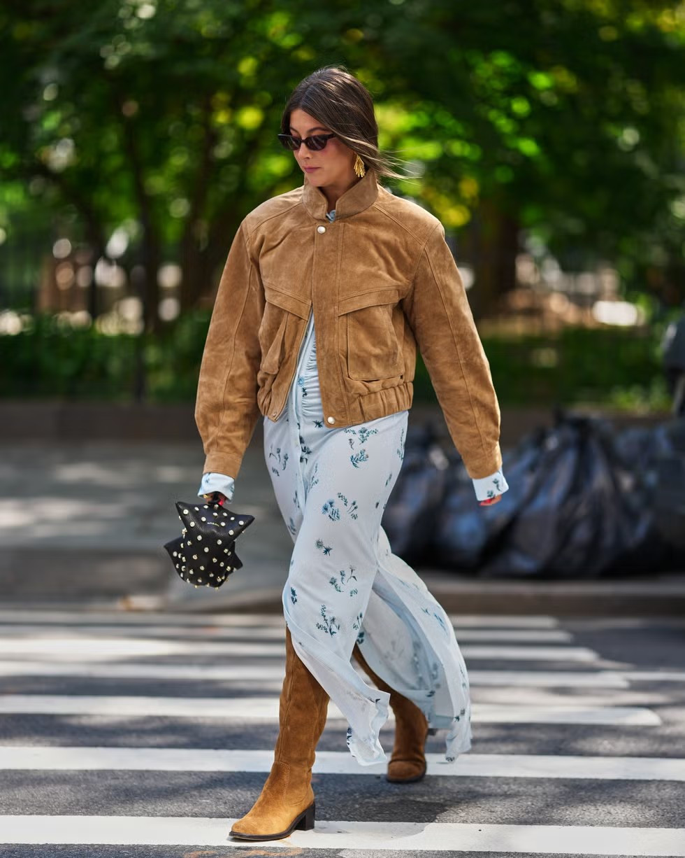 Sắm đồ Tết đừng bỏ qua 4 món phụ kiện chất liệu da lộn đang đứng đầu xu hướng - 1