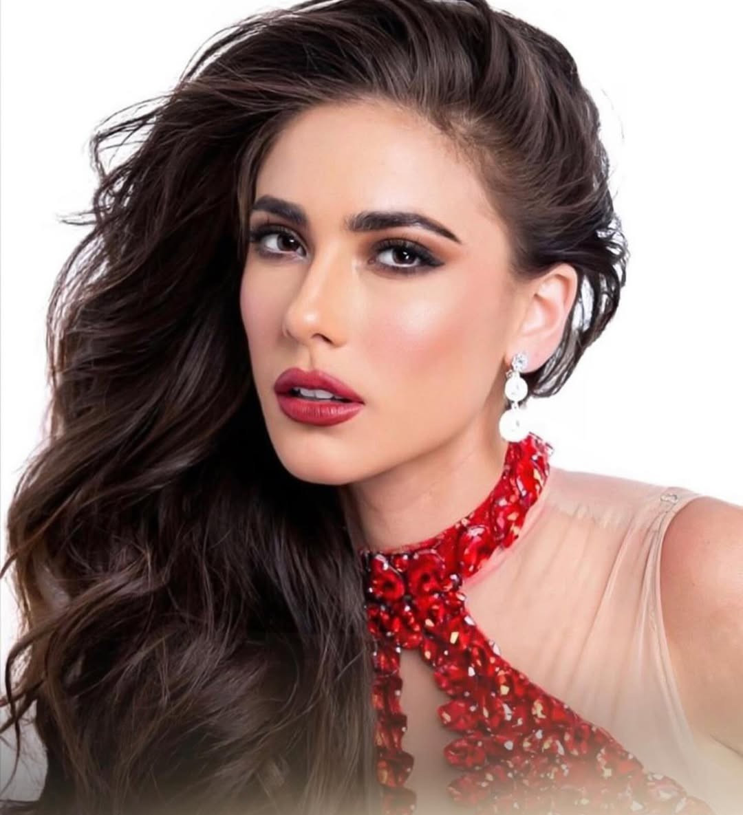 Alexia Núñez, 27 tuổi, cũng là thí sinh gây chú ý của mùa giải năm nay. Cô là doanh nhân thời trang bền vững và nhà hoạt động nhân đạo.