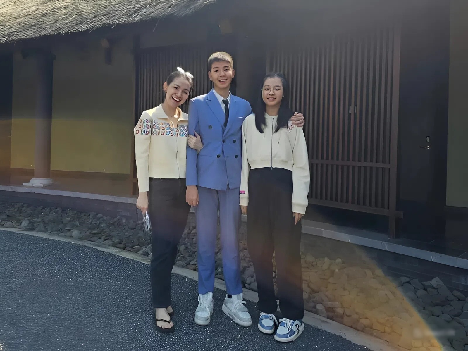 Con gái Hoa hậu Thùy Lâm gây chú ý với chiều cao nổi bật - 2