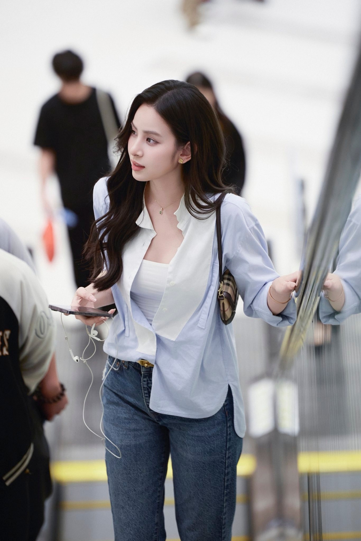 Hương Liên đi lại nhiều lần quanh thang máy, ra vào các cửa hàng... để nhiếp ảnh gia bắt những khoảnh khắc khoe street style tự nhiên.