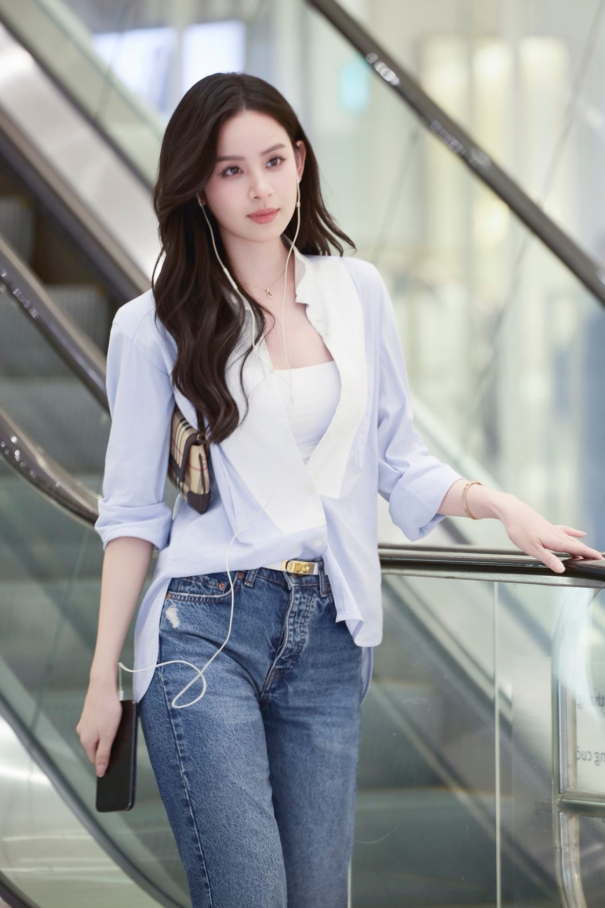 Trang phục được tô điểm bằng túi Burberry, thắt lưng Hermes, vòng tay Cartier, vòng cổ Swarovski và hoa tai Missbhv. Bộ cánh tiết chế trong màu sắc và kiểu dáng nhưng giúp Hương Liên nhận nhiều lời khen.