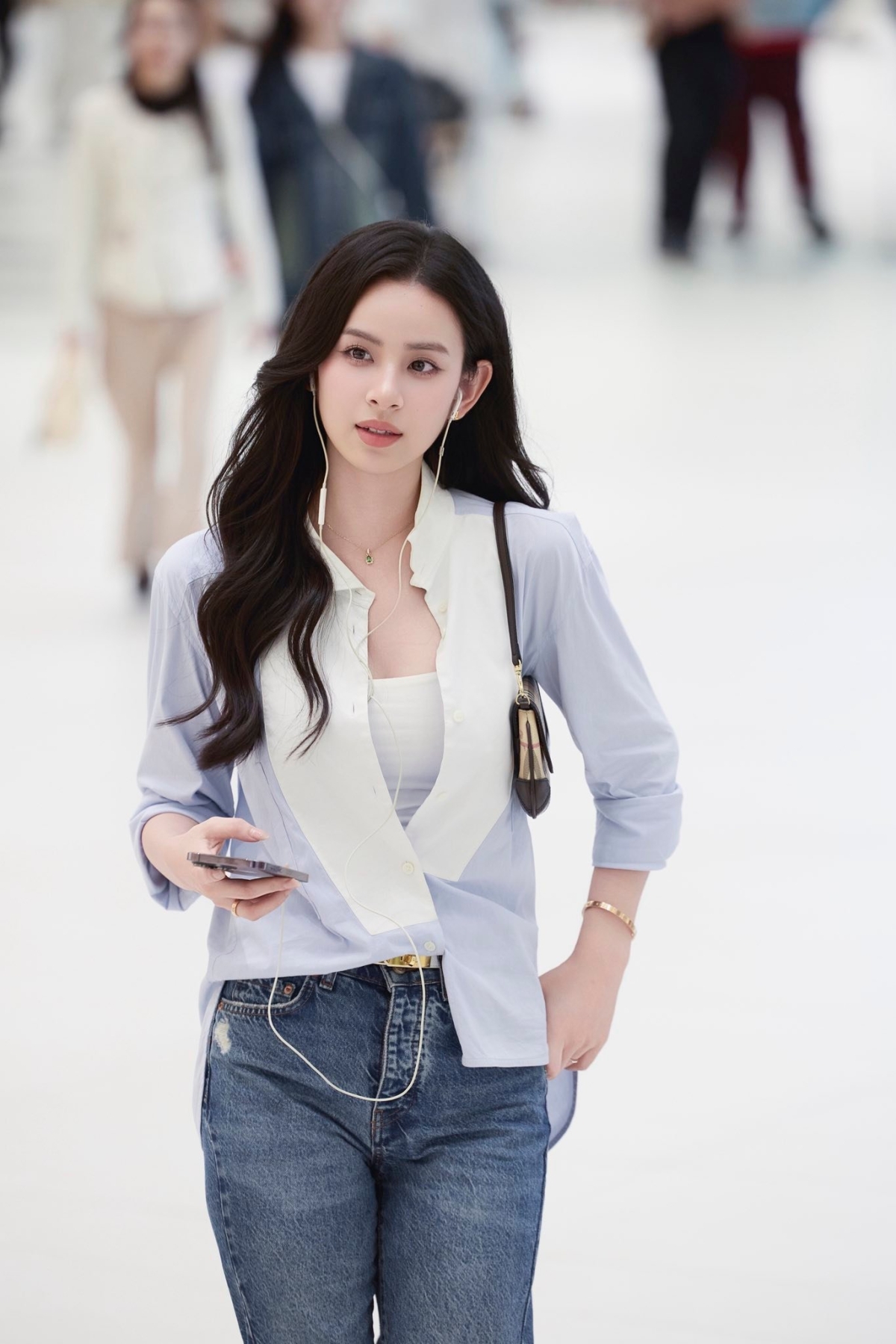 Hôm cuối tuần, Hương Liên khoe ảnh đi dạo ở một trung tâm thương mại tại Hà Nội. Cô diện đồ phong cách tối giản, chụp hình theo style trạm tỷ đang gây sốt.