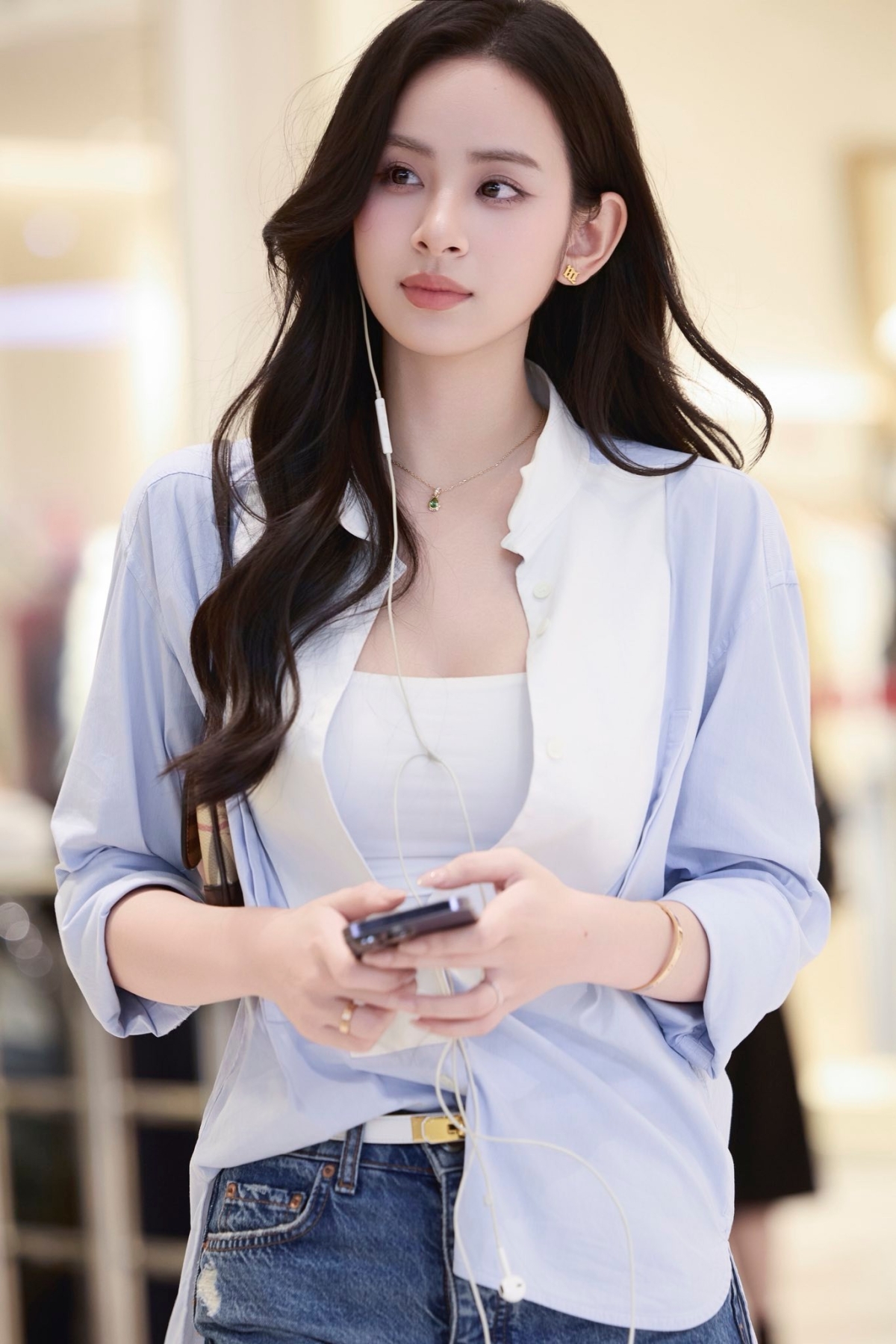 Phong cách tối giản cũng được Hương Liên theo đuổi nhiều năm nay. Trước và sau khi lấy chồng, cô đều chuộng khoe dáng với sơ mi, quần jeans mỗi khi ra phố đời thường. Nhiều video khoe street style của nàng dâu hào môn trên TikTok hút hàng triệu lượt xem.