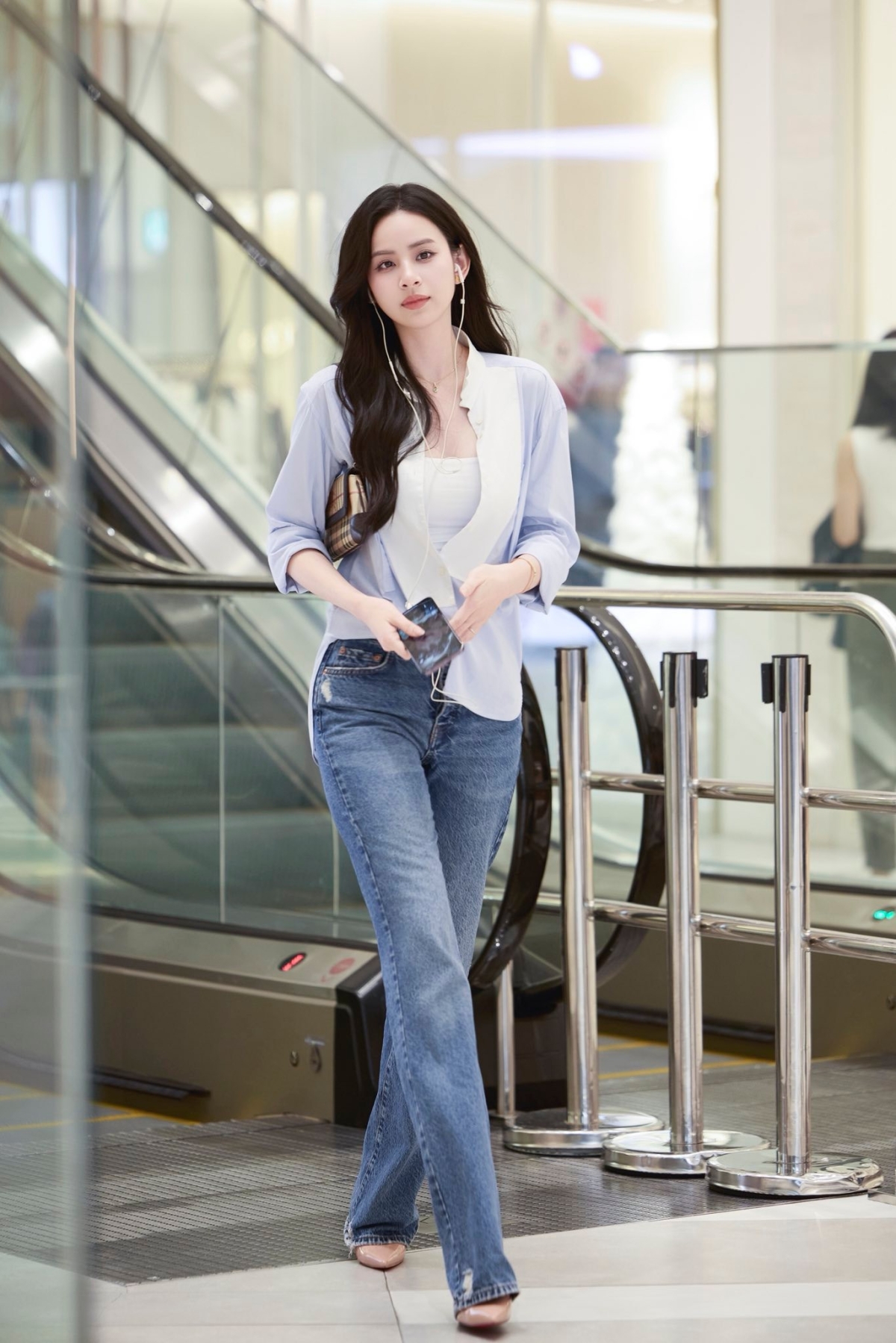 Đỉnh nhất trend trạm tỷ; Đúng là dâu hào môn, mặc đơn giản mà rất sang; Xinh quá, trông hao hao Cổ Lực Na Trát; Mê quá, xinh không kém idol Hàn... một số khán giả và bạn bè nàng mẫu bình luận.