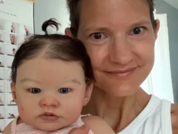 Yêu con - Bị chê 'kỳ quái' vì chăm búp bê như con, người phụ nữ kiếm hơn 5 tỷ đồng mỗi năm