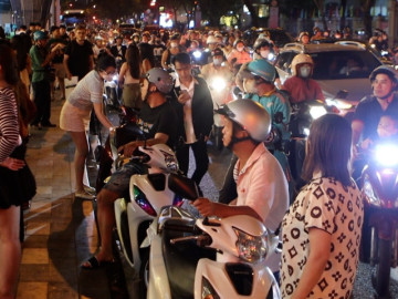 Thực trạng ùn tắc do người dân check-in Giáng sinh dưới lòng đường ở TPHCM