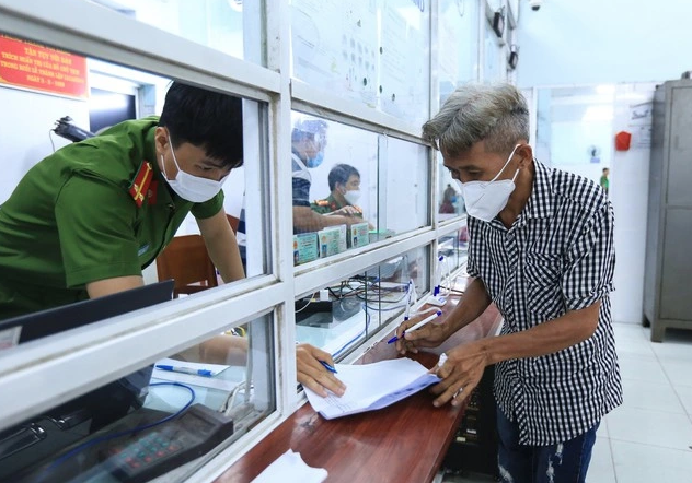 Trường hợp người dân sắp hết hạn đăng ký tạm trú, trước 15 ngày kết thúc phải làm thủ tục gia hạn tạm trú theo quy định. Ảnh minh họa: N.T