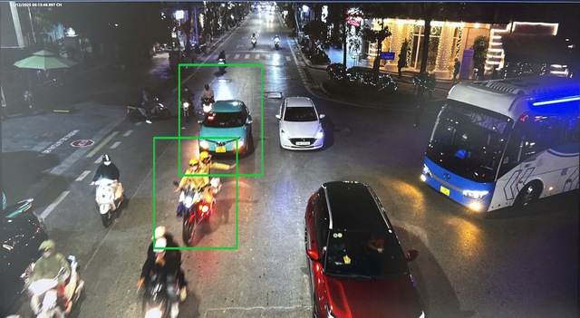 CSGT Hà Nội mở làn sóng xanh, hộ tống taxi đưa sản phụ đau ruột thừa nguy kịch vào Bệnh viện Bạch Mai kịp thời.