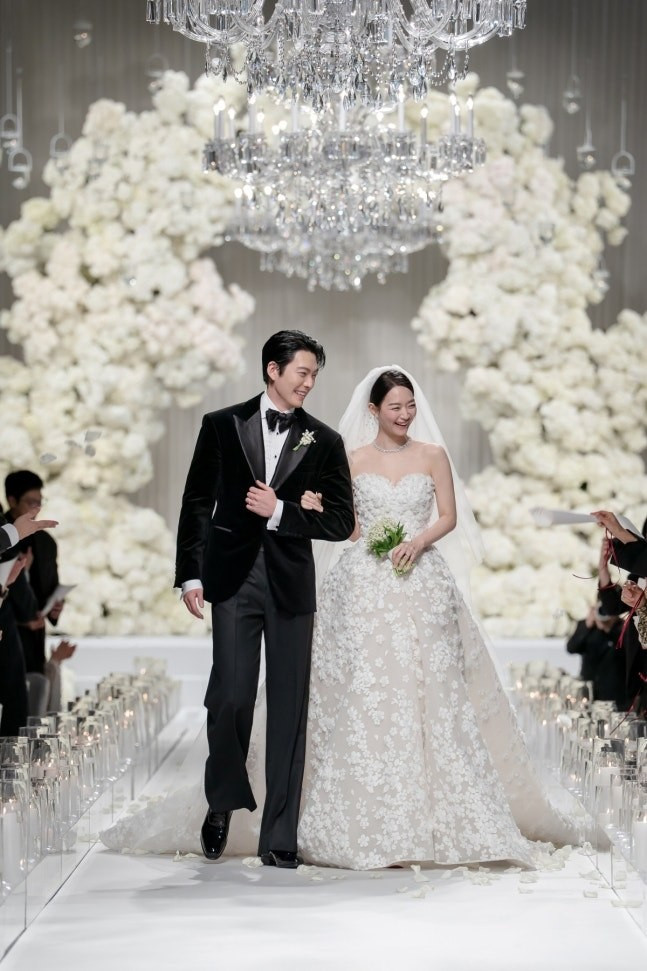 Đám cưới của Shin Min Ah và chú rể Kim Woo Bin.