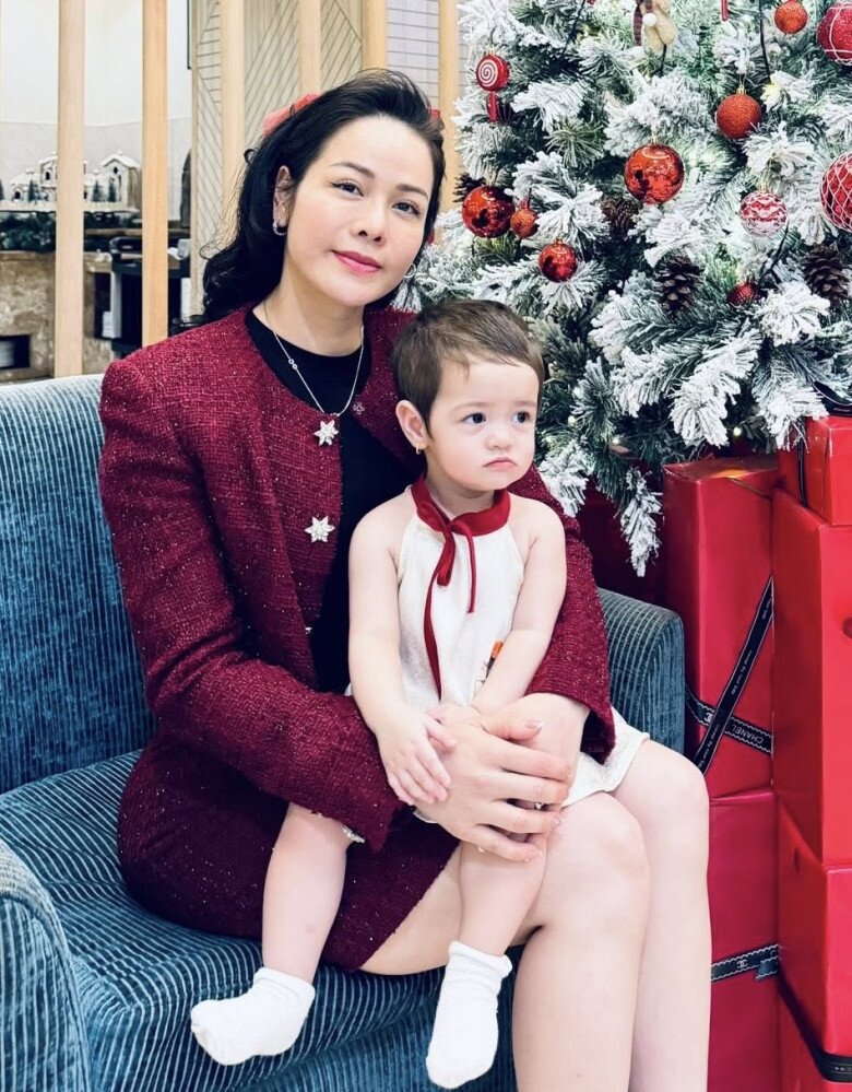 Bé Julia sở hữu mái tóc nâu sáng, xinh xắn như búp bê.