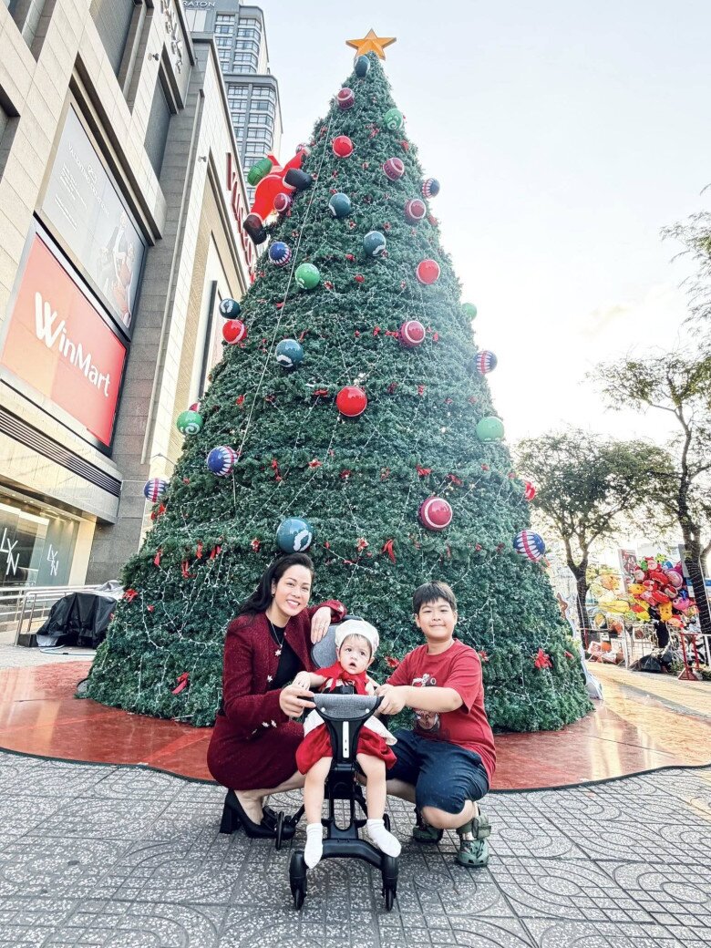 3 mẹ con nữ diễn viên cùng đi chơi, chụp ảnh tận hưởng không khí Giáng sinh.