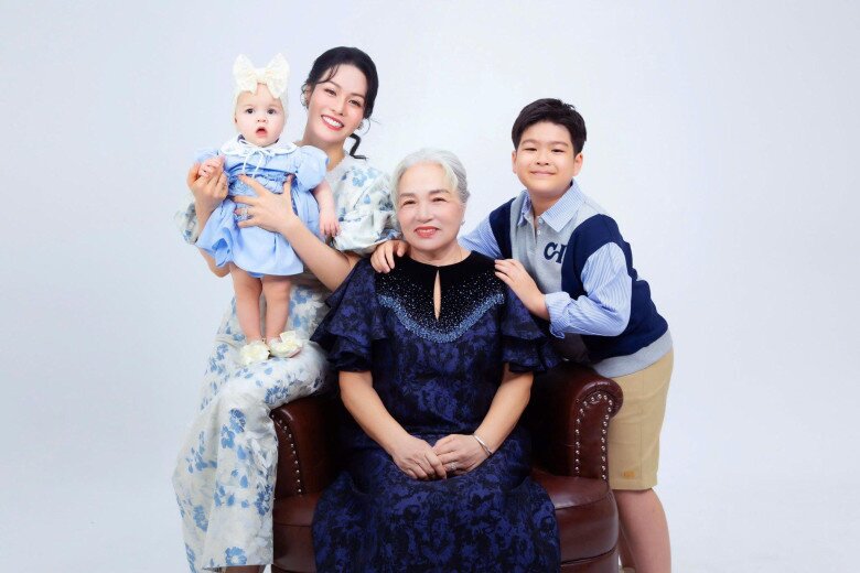 Nhật Kim Anh có cuộc sống hạnh phúc bên 2 con và mẹ ruột.