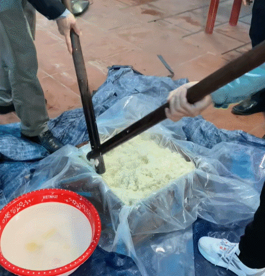 Xôi được nén chặt vào khuôn nên người dân gọi là xôi nén. Ảnh cắt từ video của @techshop_vietnam