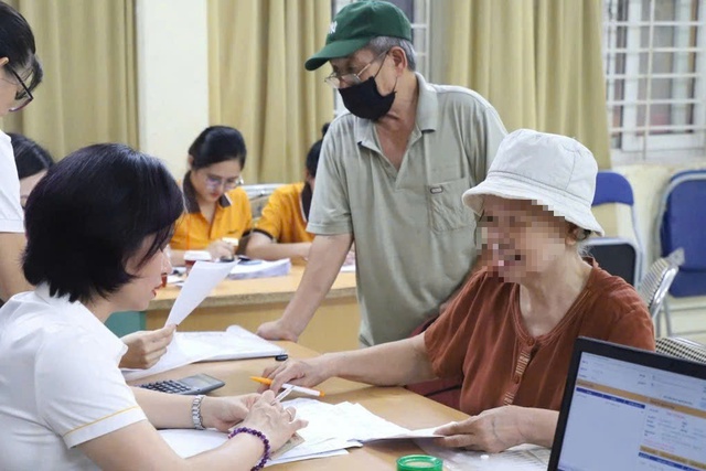 Người đang hưởng trợ cấp hưu trí xã hội được hưởng 100% chi phí khám bệnh, chữa bệnh trong phạm vi được hưởng của người tham gia bảo hiểm y tế. từ năm 2030. Ảnh minh họa