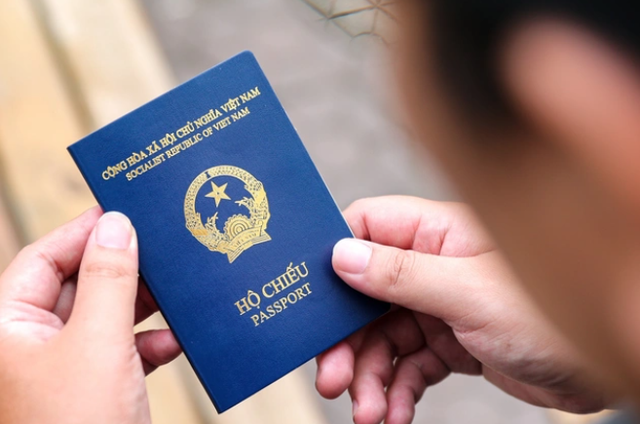Từ nay đến hết ngày 31/12/2025, khi làm hộ chiếu (passport) người dân sẽ được giảm 50% mức thu lệ phí theo Thông tư số 25/2021/TT-BTC. Ảnh minh họa: TL