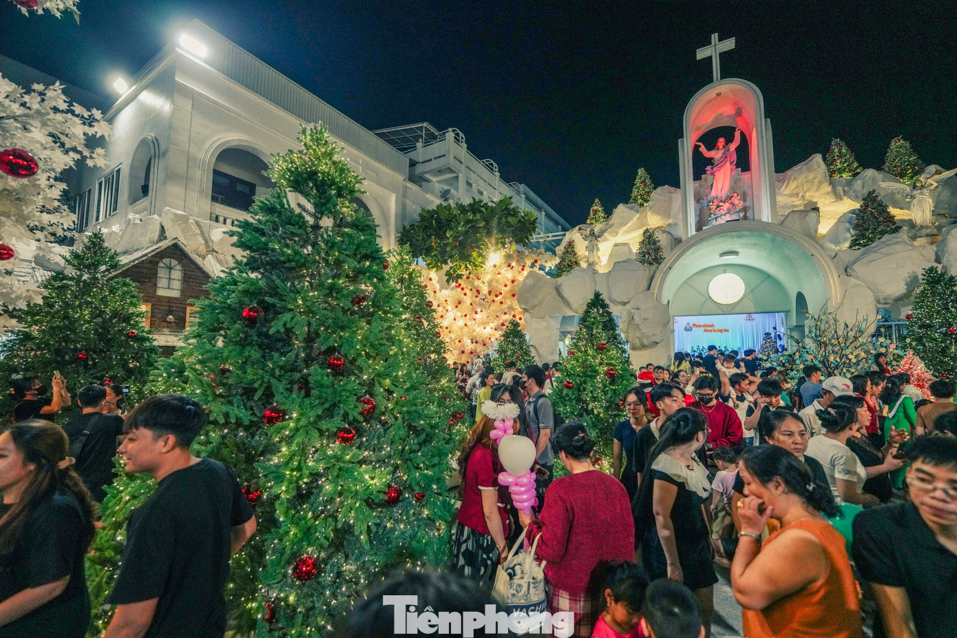 Từ cổng bước vào, du khách như lạc vào một sườn đồi ngập tràn cây thông, dẫn lối xuống một ngôi làng nhỏ được dựng công phu ngay giữa sân nhà thờ.