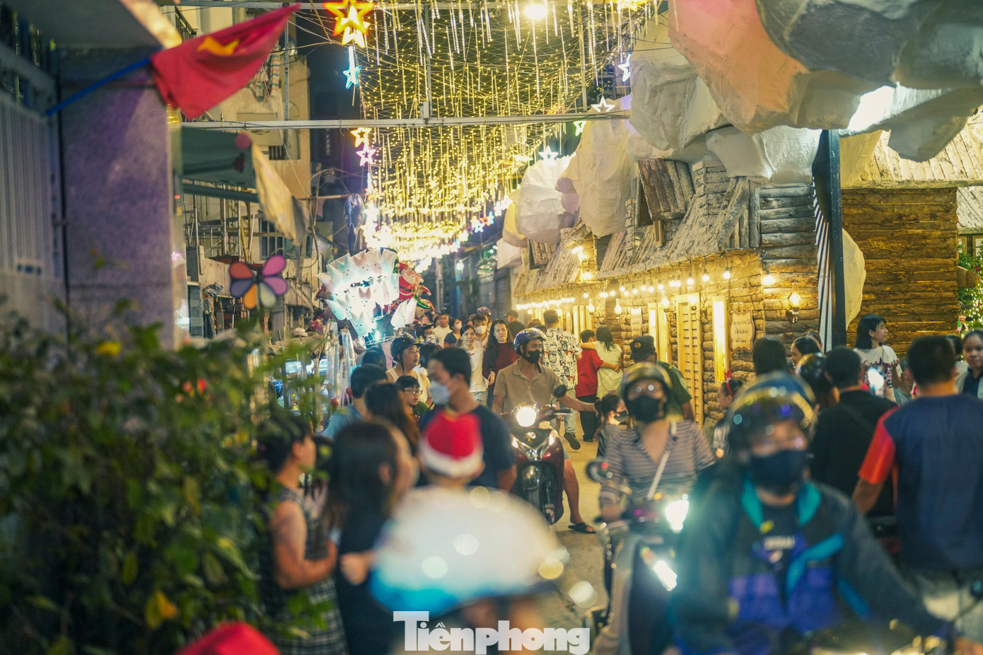 Từ sau 17h, các lối dẫn vào giáo xứ Hợp An đông nghịt du khác và giáo dân. Có thể thấy, từ bên ngoài giáo xứ, du khách dã cảm nhận rất rõ không khí Giáng sinh khi đi ngang dãy nhà gỗ được thiết kế như một ngôi làng cổ.