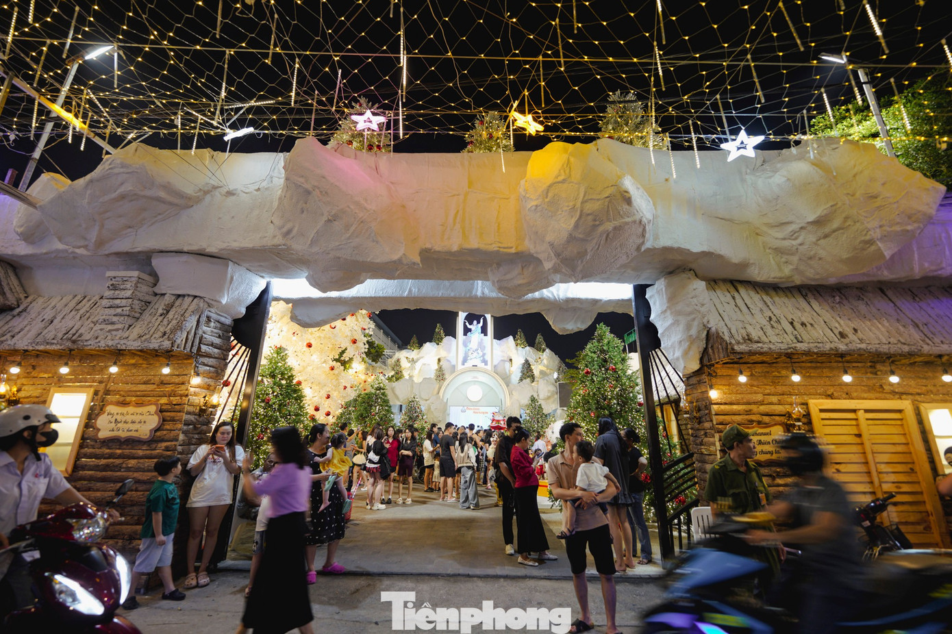 Giáo xứ Hợp An nằm trong hẻm 41, đường Phạm Văn Chiêu những ngày thu hút hàng ngàn du khách mỗi đêm vì có khu vườn thông phủ tuyết độc đáo.