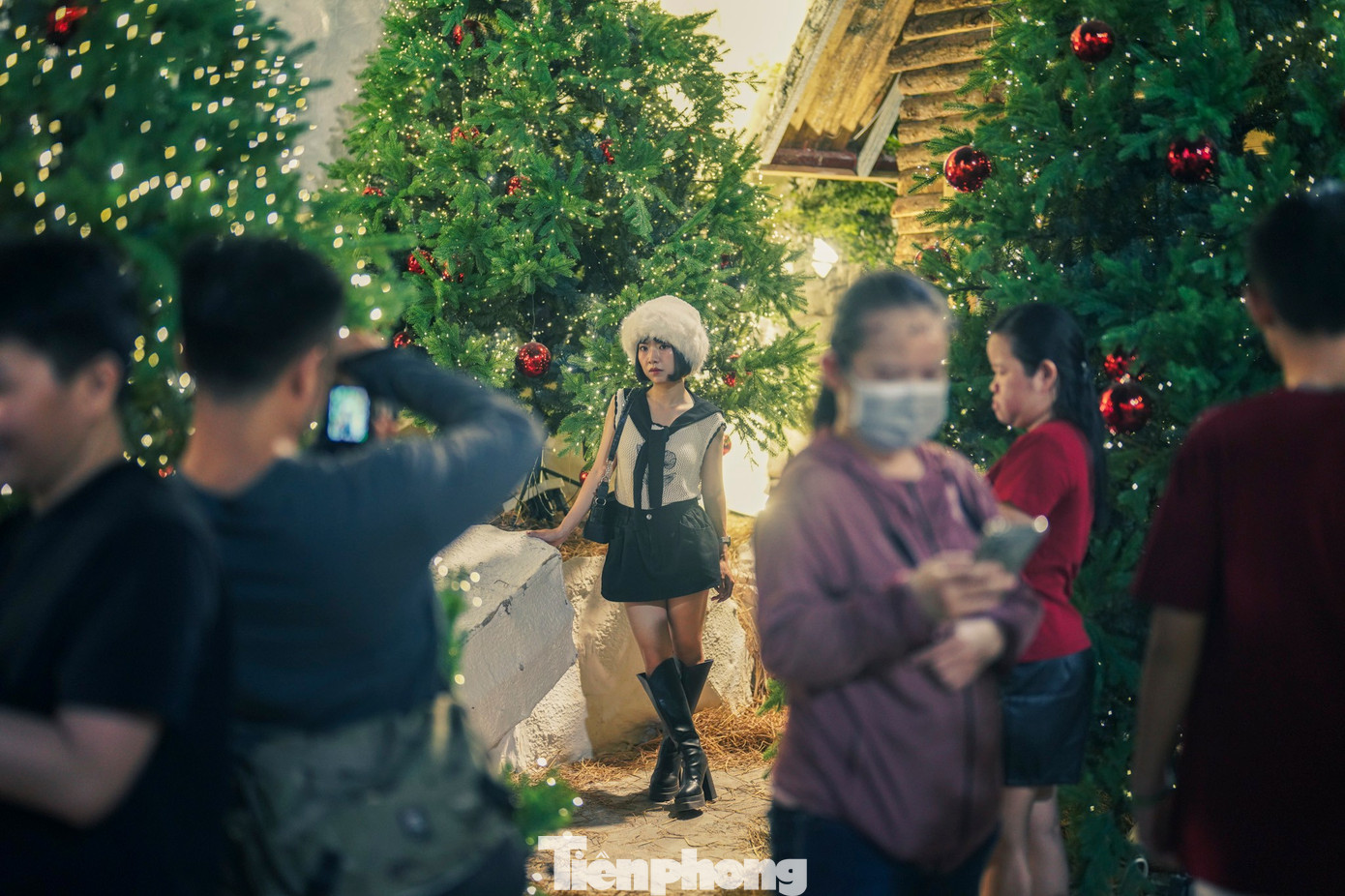 “Bước vào đây tôi thấy rất lạ, giống như đi qua một sườn đồi thông rồi mới tới được làng. Không gian rộng, bố cục có chiều sâu, chụp góc nào cũng đẹp”, bạn Minh Thư (22 tuổi) chia sẻ khi cùng nhóm bạn đến tham quan, chụp ảnh.