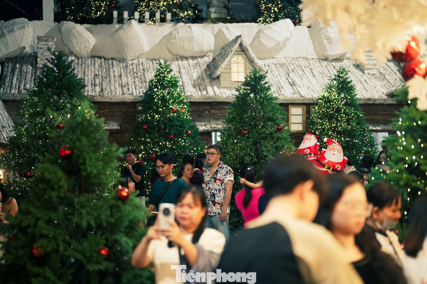 Ban đêm, khi hệ thống đèn được thắp sáng, cả khuôn viên giáo xứ trở nên lung linh, huyền ảo. Ánh đèn vàng hòa cùng sắc xanh của thông, sắc trắng của tuyết nhân tạo khiến nhiều người có cảm giác như đang dạo bước trong một khu rừng.