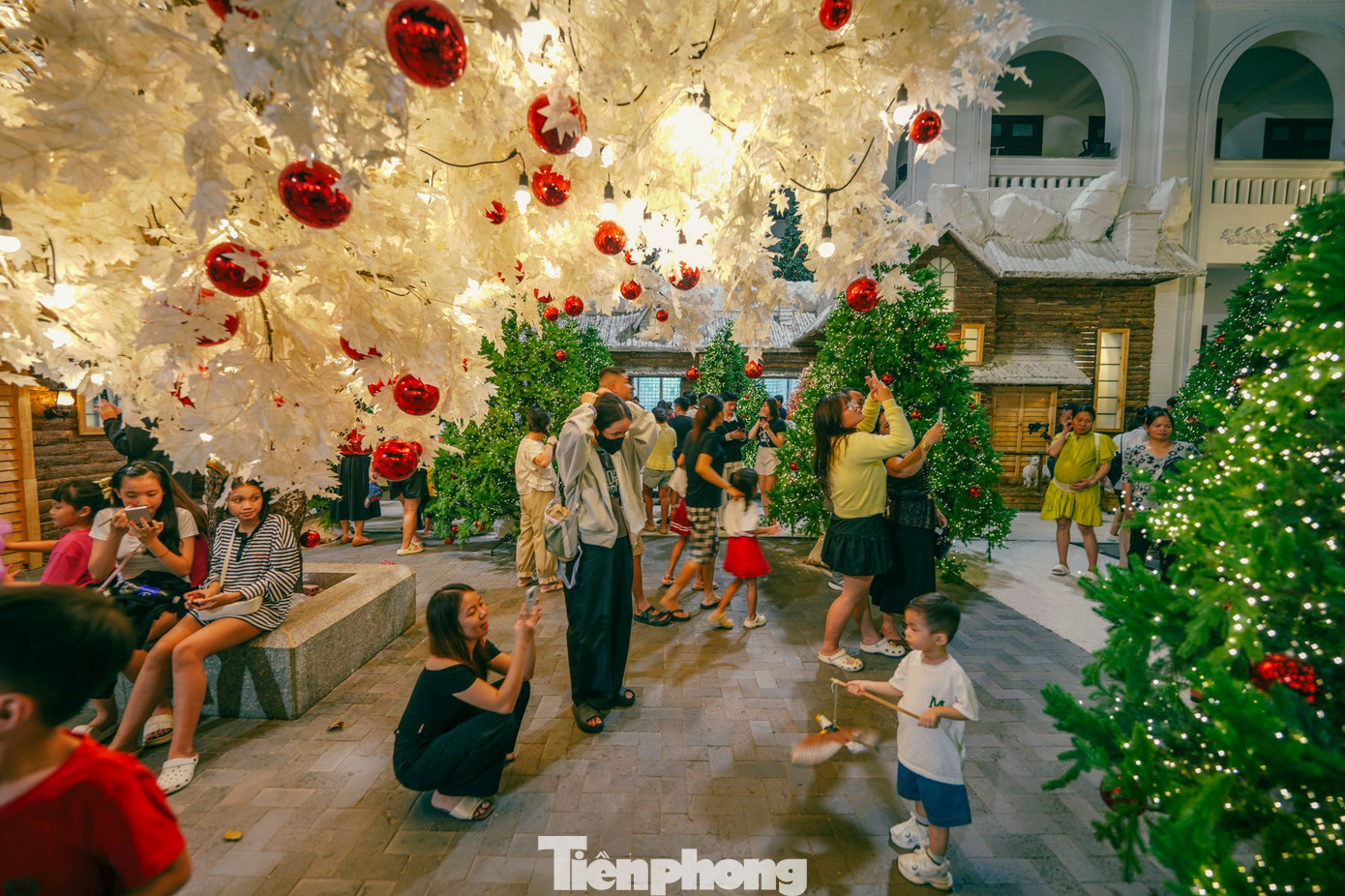 Diện trang phục mùa đông, nhiều bạn trẻ thích thú chụp ảnh, ghi lại khoảnh khắc Giáng sinh hiếm có khi lần đầu giáo xứ Hợp An biến sân nhà thờ thành ngôi làng tuyết độc đáo.