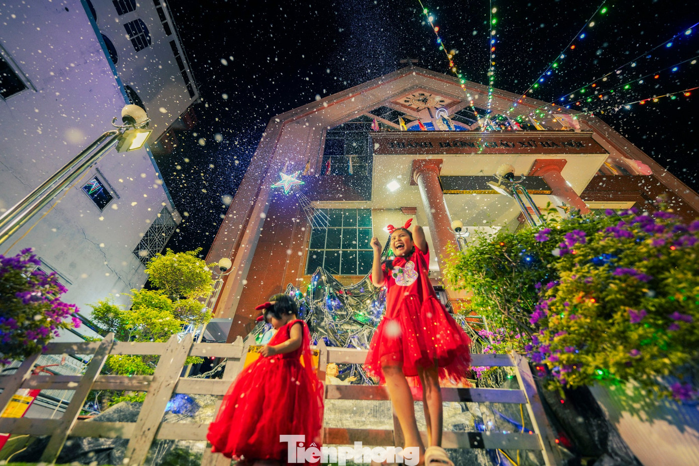 Cách giáo xứ Hợp An vài chục mét, thánh đường giáo giáo xứ Hà Nội tạo sự khác biệt khi phun một lượng tuyết nhân tạo khá dày để người dân chụp ảnh. Xóm đạo Phạm Văn Chiêu đang trở thành điểm đến của người dân vui chơi mùa Giáng sinh.