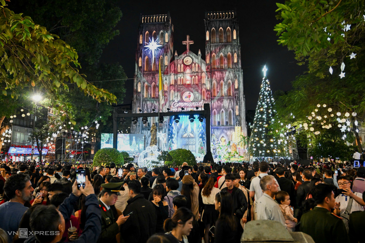 Tại Hà Nội, tiết trời khoảng 21 độ C, đông đảo người dân, du khách đổ về Nhà thờ Lớn (phường Hoàn Kiếm) dự lễ hoan ca mừng Chúa Giáng sinh và thánh lễ trong đêm.