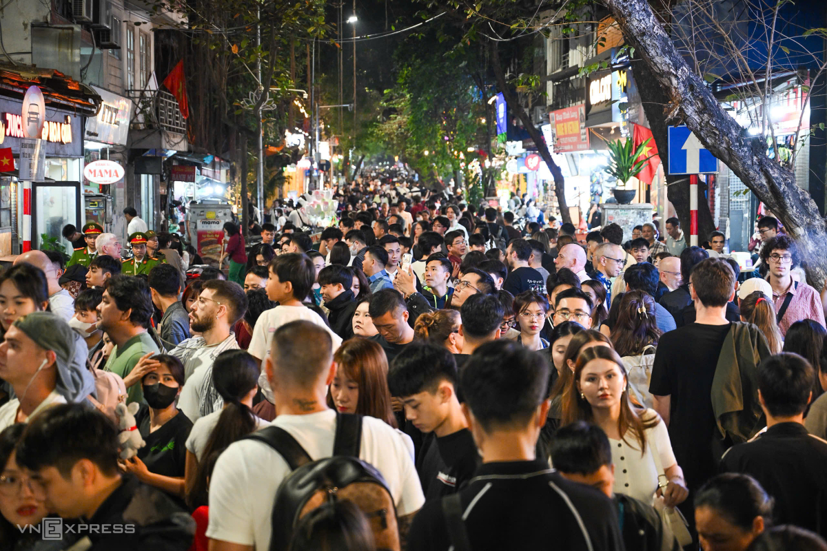 Phố Lý Quốc Sư dẫn vào Nhà thờ Lớn ken đặc người đổ về.